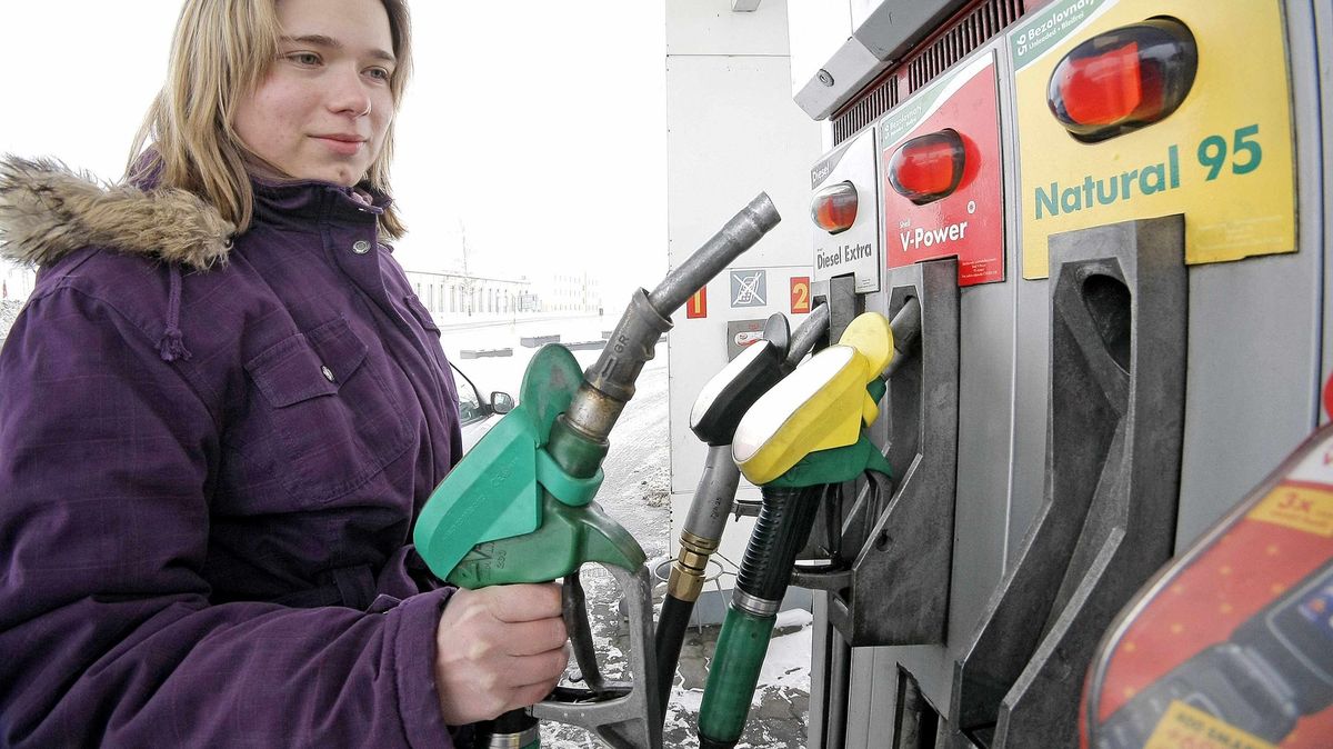 Slábnoucí koruna zdražuje benzin